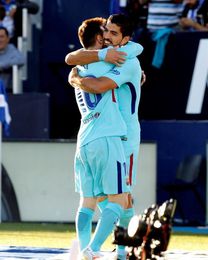 Un gol de Luis Suárez da ventaja al Barcelona al descanso (0-1) Un gol de Luis Suárez da ventaja al Barcelona al descanso (0-1)