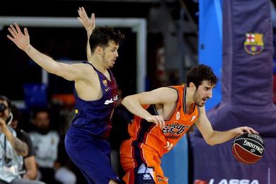 Real Madrid sigue líder y el Barcelona arrebata el segundo puesto al Valencia Real Madrid sigue líder y el Barcelona arrebata el segundo puesto al Valencia