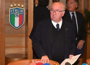 Tavecchio, presidente de la Federación italiana, dimite de su cargo Tavecchio, presidente de la Federación italiana, dimite de su cargo