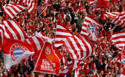 Los hinchas del Bayern lanzan billetes de 500€ en señal de protesta Los hinchas del Bayern lanzan billetes de 500€ en señal de protesta