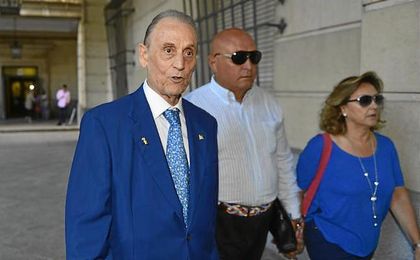 Ruiz de Lopera descansa ya en su domicilio tras ser intervenido. Ruiz de Lopera descansa ya en su domicilio tras ser intervenido.