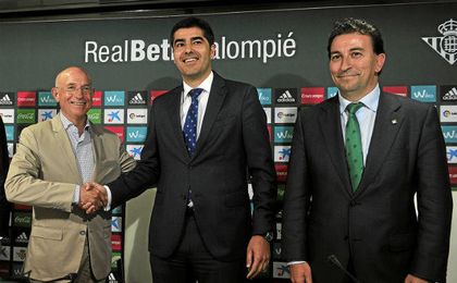 López Catalán, junto a Haro y Serra en una rueda de prensa. López Catalán, junto a Haro y Serra en una rueda de prensa.