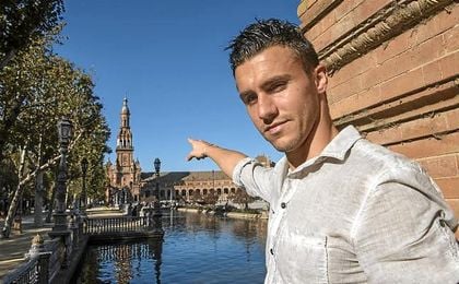 Sébastien Corchia posa para ESTADIO en la Plaza de España de Sevilla. Sébastien Corchia posa para ESTADIO en la Plaza de España de Sevilla.