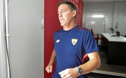 Berizzo, saliendo de la sala de prensa. Berizzo, saliendo de la sala de prensa.