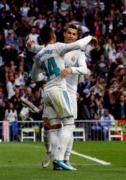 El Real Madrid vence 2-1 al descanso al Málaga El Real Madrid vence 2-1 al descanso al Málaga