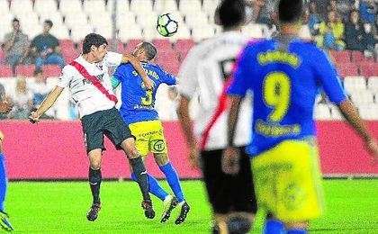 Carlos Fernández, en la imagen ante el Cádiz, se ha perdido los cuatro últimos partidos. Carlos Fernández, en la imagen ante el Cádiz, se ha perdido los cuatro últimos partidos.