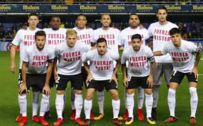 Los jugadores del Sevilla salieron con estas camisetas. Los jugadores del Sevilla salieron con estas camisetas.