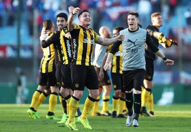 Viatri, Rodríguez ´Cebolla´ y Maxi hacen al Peñarol campeón del Clausura Viatri, Rodríguez ´Cebolla´ y Maxi hacen al Peñarol campeón del Clausura