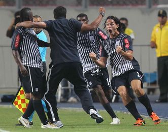 Alianza Lima da un golpe de autoridad en la pelea por el torneo Clausura de fútbol en Perú Alianza Lima da un golpe de autoridad en la pelea por el torneo Clausura de fútbol en Perú