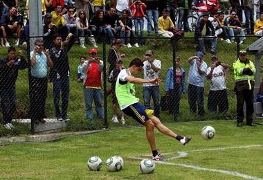 Colombiano Moreno renueva en China mientras futuro de Tévez sigue en el aire Colombiano Moreno renueva en China mientras futuro de Tévez sigue en el aire