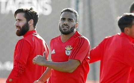 El Barça intenta evitar el regreso de Douglas a toda costa El Barça intenta evitar el regreso de Douglas a toda costa