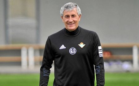 Quique Setién, durante un entrenamiento del Betis. Quique Setién, durante un entrenamiento del Betis.