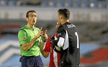 El Sevilla no gana ni la mitad de los partidos con este colegiado. El Sevilla no gana ni la mitad de los partidos con este colegiado.