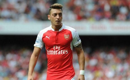Al Barcelona le sale un duro competidor por Özil Al Barcelona le sale un duro competidor por Özil