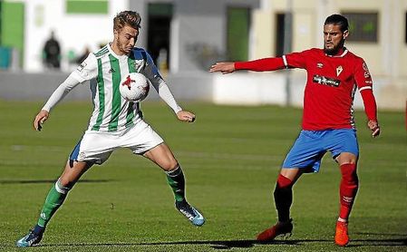 Loren tuvo en sus botas el 1-0 pero su penalti lo adivinó Biel Rivas. Loren tuvo en sus botas el 1-0 pero su penalti lo adivinó Biel Rivas.