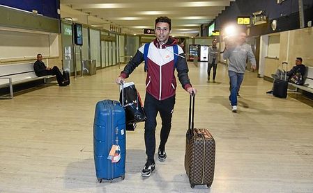 Rubén, a su vuelta de China, cuando ningún miembro del club fue a recibirlo. Rubén, a su vuelta de China, cuando ningún miembro del club fue a recibirlo.