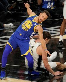 Stephen Curry se perderá dos semanas por un esguince en su tobillo derecho Stephen Curry se perderá dos semanas por un esguince en su tobillo derecho