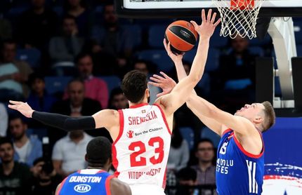 81-82. Un excelso Vincent Poirier ajusticia al Efes con dos tiros libres 81-82. Un excelso Vincent Poirier ajusticia al Efes con dos tiros libres