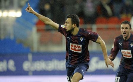 2-1. El Eibar se viene arriba y deja el Valencia más cerca del Sevilla 2-1. El Eibar se viene arriba y deja el Valencia más cerca del Sevilla