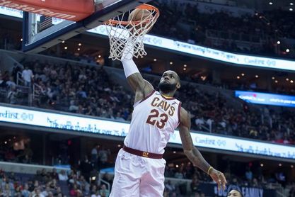 James repite triple-doble con Cavaliers; ganan Raptors, Pacers y Pistons James repite triple-doble con Cavaliers; ganan Raptors, Pacers y Pistons