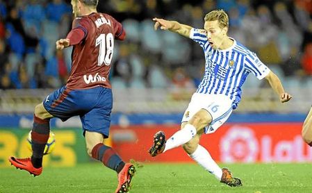 Sergio Canales está contando para Eusebio pero aún no ha renovado con la Real. Sergio Canales está contando para Eusebio pero aún no ha renovado con la Real.