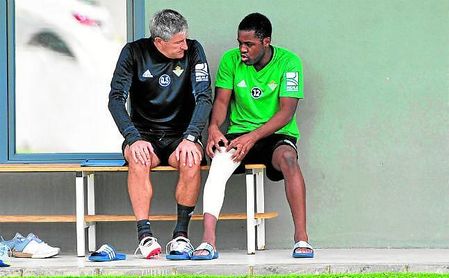 Joel Campbell explica a Setién donde se focalizaban sus molestias antes de la operación. Joel Campbell explica a Setién donde se focalizaban sus molestias antes de la operación.