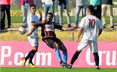 Sevilla C y Lebrijana, en la imagen en el duelo que mantuvieron en la jornada 12, han sido los dos grandes protagonistas sevillanos en la primera vuelta. Sevilla C y Lebrijana, en la imagen en el duelo que mantuvieron en la jornada 12, han sido los dos grandes protagonistas sevillanos en la primera vuelta.