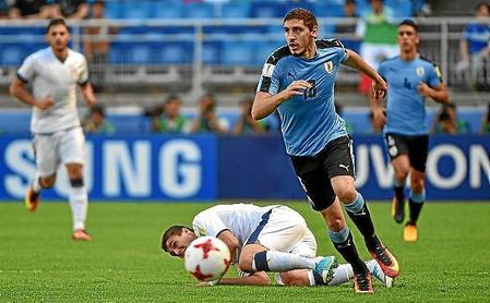 Agustín Rogel, en un partido con la selección sub 20 de Uruguay. Agustín Rogel, en un partido con la selección sub 20 de Uruguay.