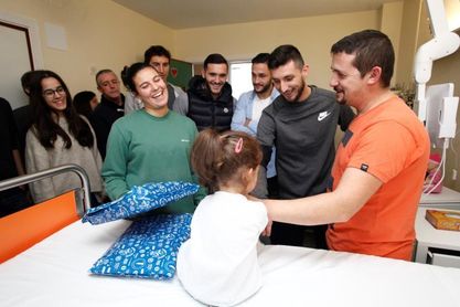 Los jugadores del Deportivo entregan regalos a niños ingresados en dos hospitales Los jugadores del Deportivo entregan regalos a niños ingresados en dos hospitales