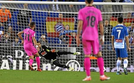 Morales marcó el 1-1 y regaló, tras una jugada extraordinaria, el 1-2. Morales marcó el 1-1 y regaló, tras una jugada extraordinaria, el 1-2.