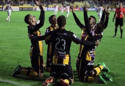 El Apertura del fútbol boliviano se divide en dos pero mantendrá los clásicos El Apertura del fútbol boliviano se divide en dos pero mantendrá los clásicos