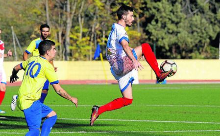 Antonio Iglesias Carrasco ´Gordi´ controla un balón de forma acrobática durante el San Juan-Morón C.F. Antonio Iglesias Carrasco ´Gordi´ controla un balón de forma acrobática durante el San Juan-Morón C.F.