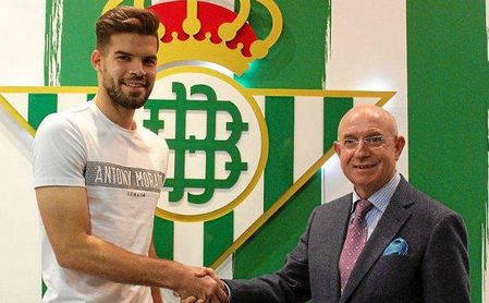 El defensa Carlos Blanco posa junto a Serra Ferrer. El defensa Carlos Blanco posa junto a Serra Ferrer.