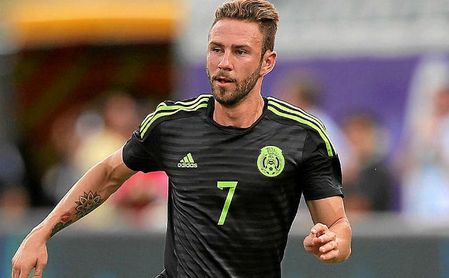 Layún, con la elástica de México. Layún, con la elástica de México.