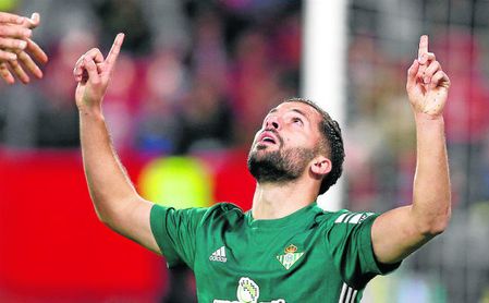 Durmisi celebra un gol con el Betis. Durmisi celebra un gol con el Betis.