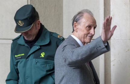 El juicio de Lopera queda visto para sentencia con una foto de familia con sus abogados El juicio de Lopera queda visto para sentencia con una foto de familia con sus abogados