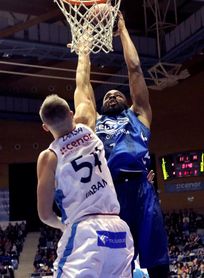 69-72. El GBC remonta 13 puntos y ahonda en la crisis del Obradoiro 69-72. El GBC remonta 13 puntos y ahonda en la crisis del Obradoiro