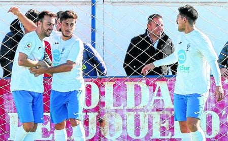 En la imagen, Borja (centro) felicita a su compañero Juan tras la consecución de un gol. En la imagen, Borja (centro) felicita a su compañero Juan tras la consecución de un gol.