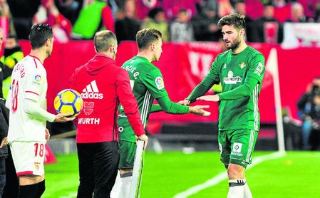 Barragán se retira lesionado en el derbi y deja su puesto al canterano Francis. Barragán se retira lesionado en el derbi y deja su puesto al canterano Francis.