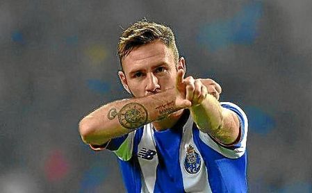 Layún se besa uno de sus muchos tatuajes tras anotar un gol con la camiseta del Oporto. Layún se besa uno de sus muchos tatuajes tras anotar un gol con la camiseta del Oporto.