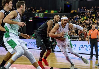 99-74.El RETAbet Bilbao arrolla al Joventut y escapa del descenso 99-74.El RETAbet Bilbao arrolla al Joventut y escapa del descenso