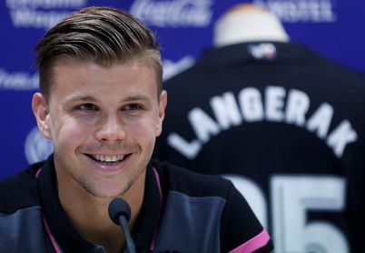 El Levante confirma el traspaso de Langerak al Nagoya Grampus El Levante confirma el traspaso de Langerak al Nagoya Grampus