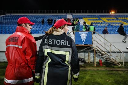 Suspenden el Estoril-Oporto por miedo a que una grada cediese Suspenden el Estoril-Oporto por miedo a que una grada cediese