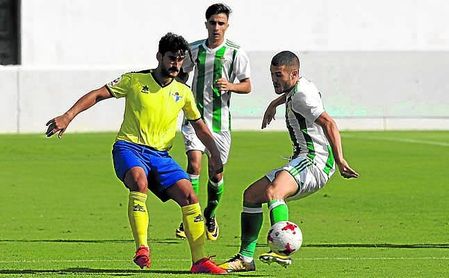 Marrufo presiona a Julio Gracia en el Betis Deportivo-Écija de la primera vuelta. Marrufo presiona a Julio Gracia en el Betis Deportivo-Écija de la primera vuelta.