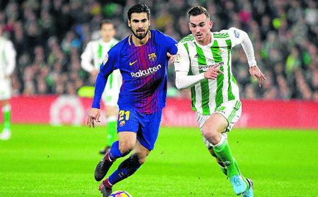 Fabián pelea un balón con André Gomes Fabián pelea un balón con André Gomes