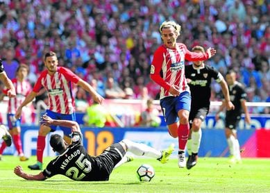 Griezmann, que será hoy la principal amenaza, ya anotó en el 2-0 sobre el Sevilla en Liga. Griezmann, que será hoy la principal amenaza, ya anotó en el 2-0 sobre el Sevilla en Liga.