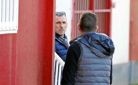 Arias maneja tres nombres para reforzar el costado diestro. Arias maneja tres nombres para reforzar el costado diestro.