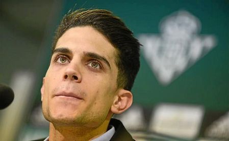 Bartra, durante su presentación con el Betis. Bartra, durante su presentación con el Betis.