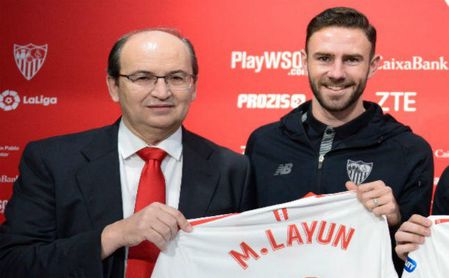 José Castro y Miguel Layún posan con la camiseta del Sevilla. José Castro y Miguel Layún posan con la camiseta del Sevilla.