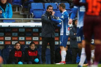 Quique Sánchez Flores, sobre Piqué: "Un jugador no puede silenciar a la afición" Quique Sánchez Flores, sobre Piqué: "Un jugador no puede silenciar a la afición"